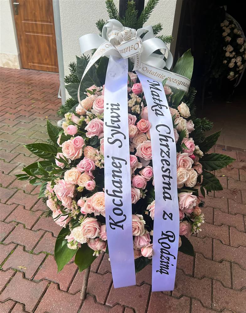 Wieniec z różowych róż z białymi szarfami