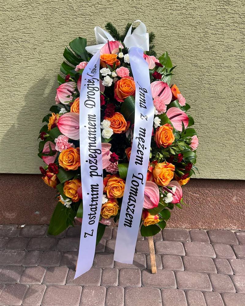 Wieniec z pomarańczowych róż i różowych anturium z szarfami