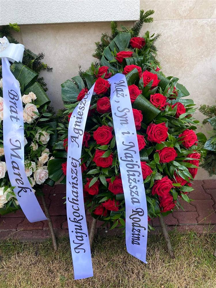 Wieniec z czerwonych róż z szarfami