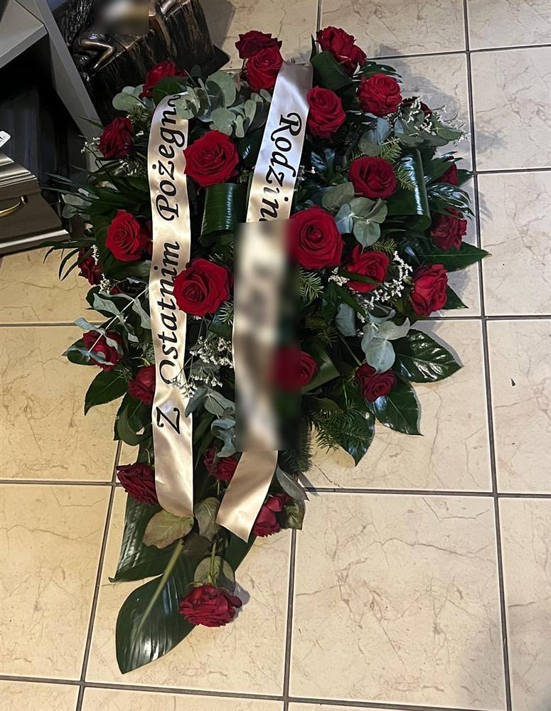 Wiązanka z czerwonych róż z szarfami