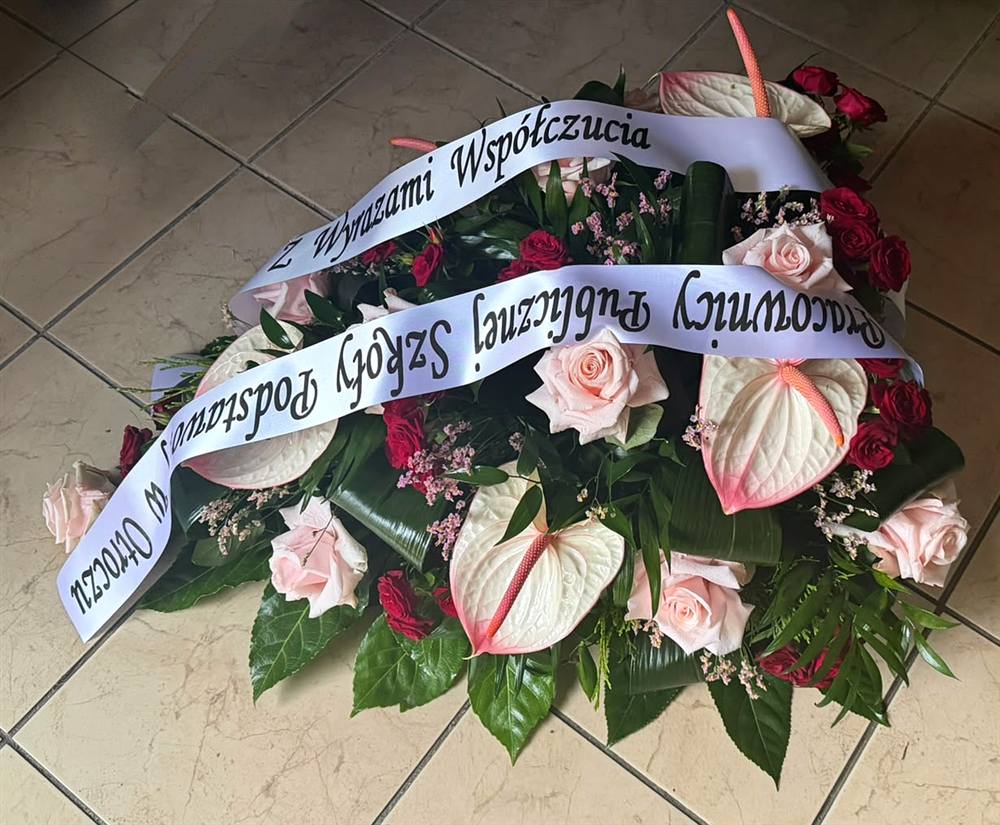 Wiązanka z białych anturium, różowych i czerwonych róż z białymi szarfami