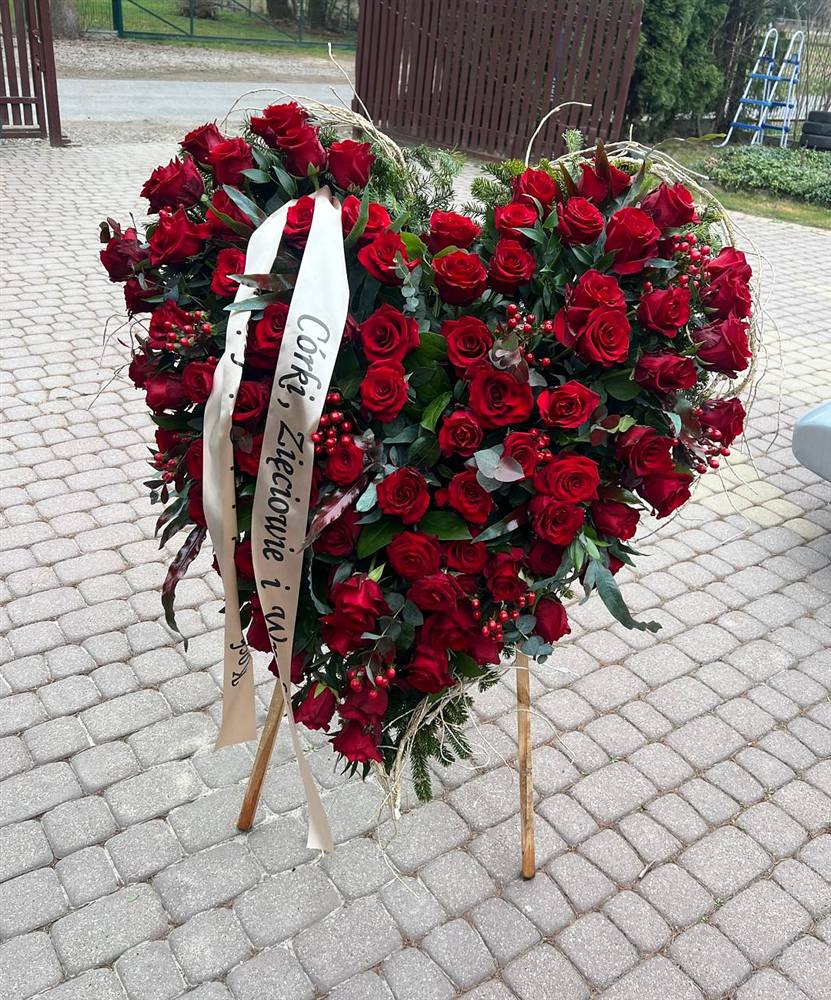 Serce z czerwonych róż z kremową szarfą