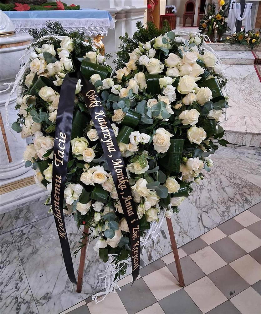 Serce z białych róż z czarnymi szarfami