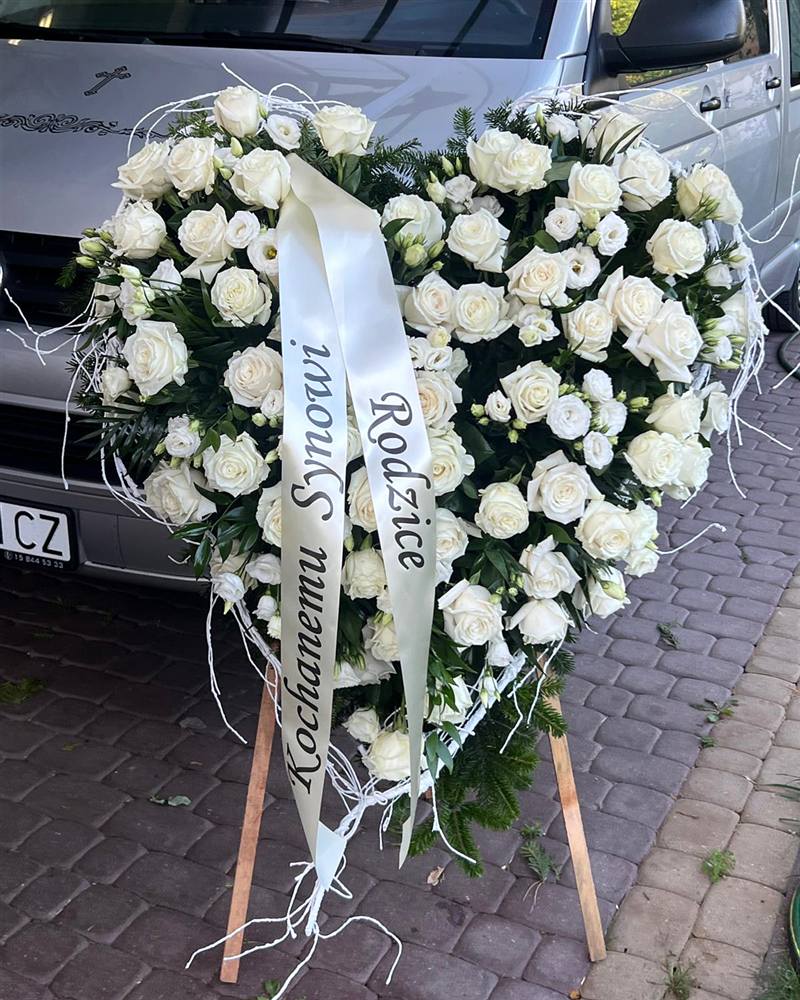 Serce z białych róż z kremową szarfą